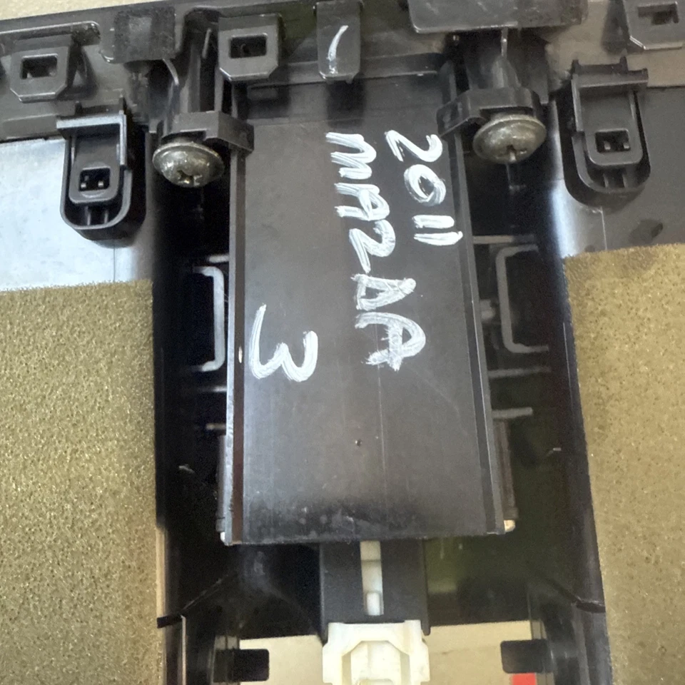 2010-2013 Mazda 3 Dash Bezel AC Heater Vent OEM BBM455211 Foto 3 de 4