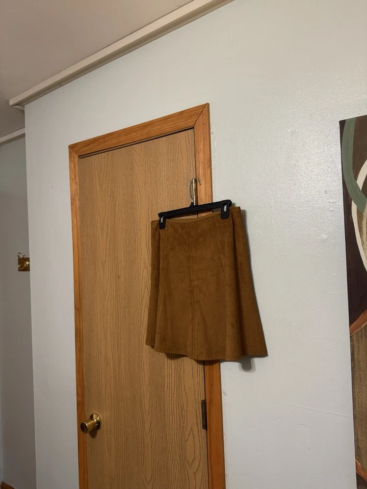 Falda Loft Talla 2 Marrón Sólido Imitación Gamuza Sobre la Rodilla Línea A - Usada en Excelente Condición Foto 2 de 4