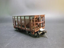 HO SCALE CNW 121361 ORE CAR W/KNUCKLE COUPELRS