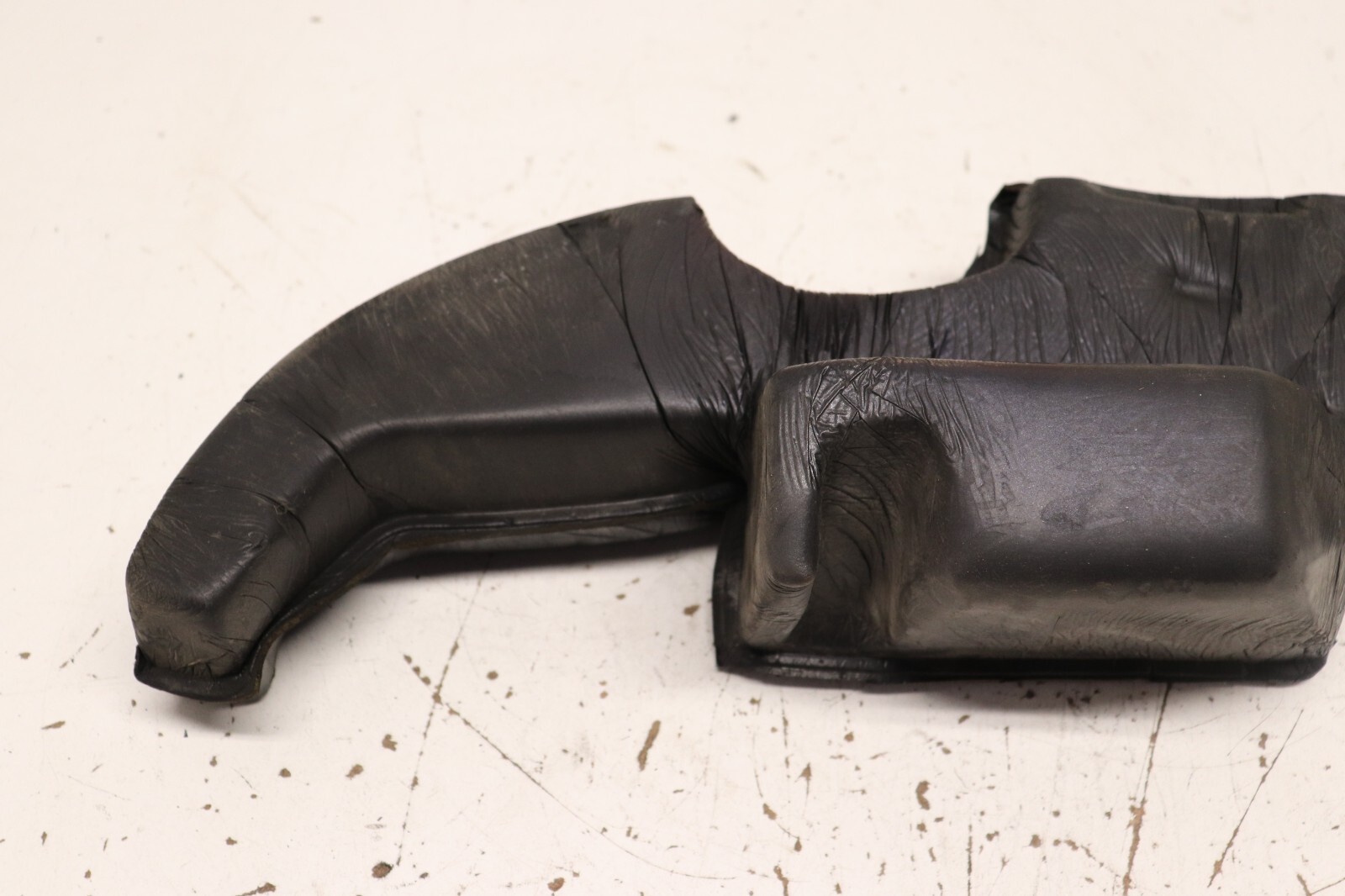 F20974 2003-2012 Maserati Quattroporte M139 Fender Insert Filler Driver Side OEM