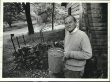 1989 Press Photo John McMath, Wild Winds Farm Owner with Maple Syrup Bucket