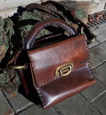 alte braune coole büffel ledertasche handtasche gypsy style messing John Endwell