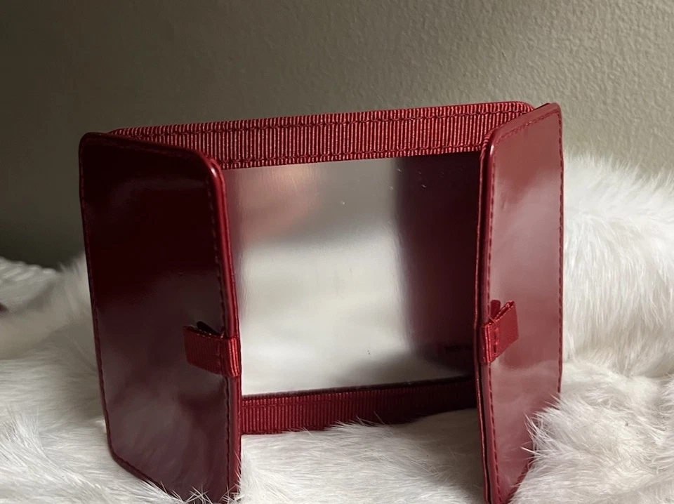 Bolso sin asas cosmético Estée Lauder cinta roja charol con espejo a juego Foto 4 de 4