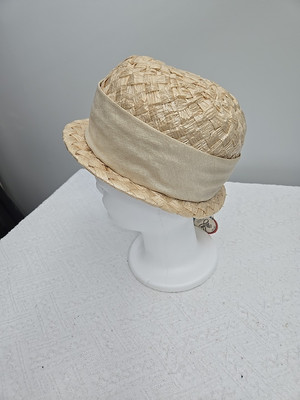 vintage 1960s cloche style hat with mum mr john huge flower beige straw 60s mod Vintage 1960s Cloche Style Hat With Mum Mr John Huge Flower  main image 4
