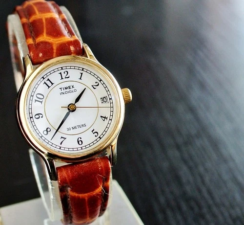 VINTAGE TIMEX DATE INDIGLO DIAL QUARTZ WOMEN'S GOLDEN BROWN LEATHER DRESS WATCH