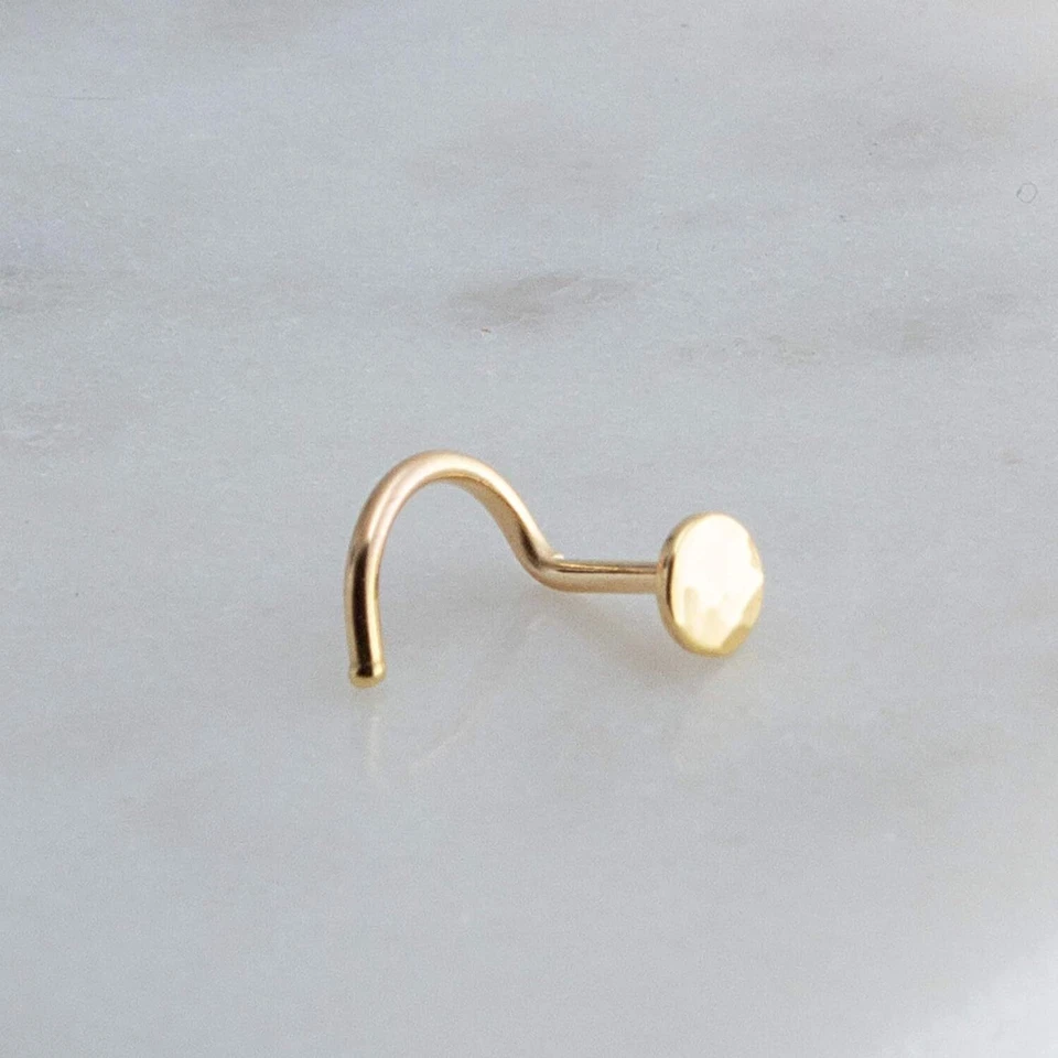 Piercing pequeño perno nariz lado derecho o izquierdo disco 18 GA martillado oro 14K Foto 2 de 4