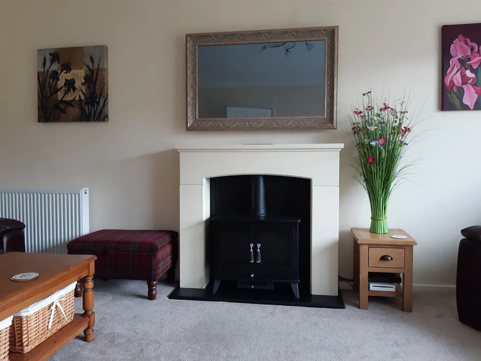 TV in Disguise Framed Mirror, with a Samsung Qled Smart LED TV - Image 3 of 4