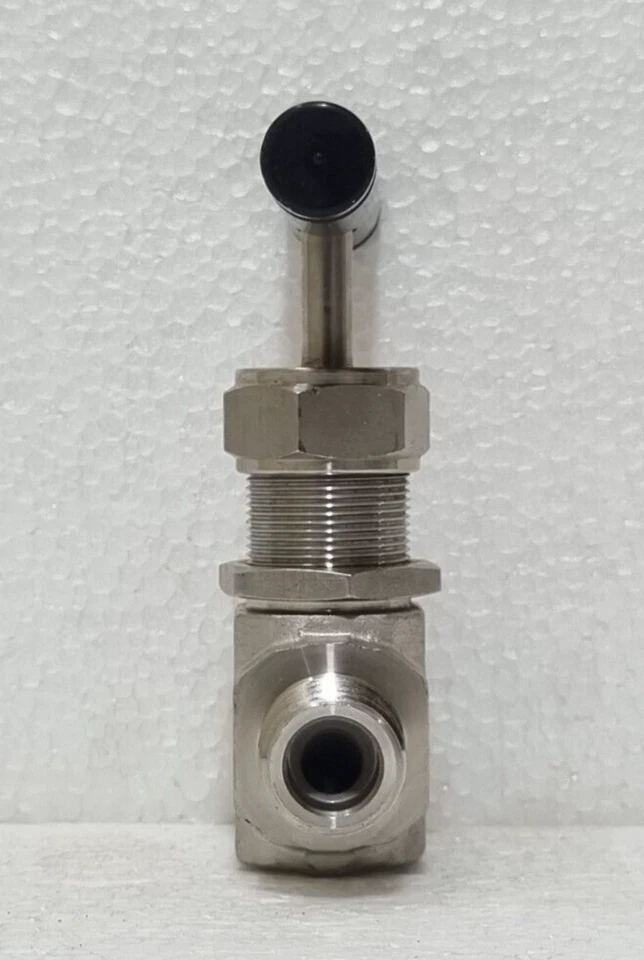 VÁLVULA DE AGUJA EN LÍNEA CAPÓ INTEGRAL WHITEY SS-18RM8-F8, 1/2" MNPT- 1/2" FNPT Foto 4 de 4