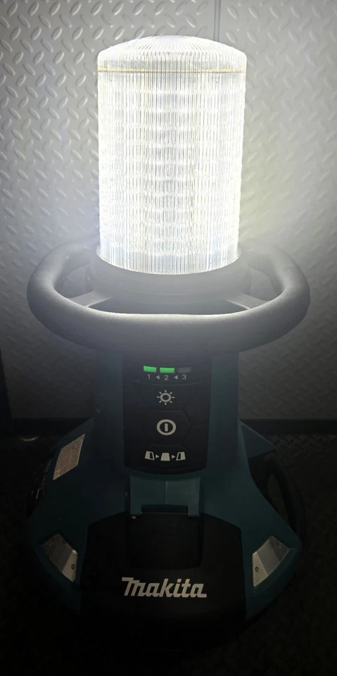 MAKITA БЕСПРОВОДНОЙ ПОРТАТИВНЫЙ ОБЛАСТИ/РАБОТА СВЕТА DML810 с 2 Makita 18v батареи - Изображение 3 из 4