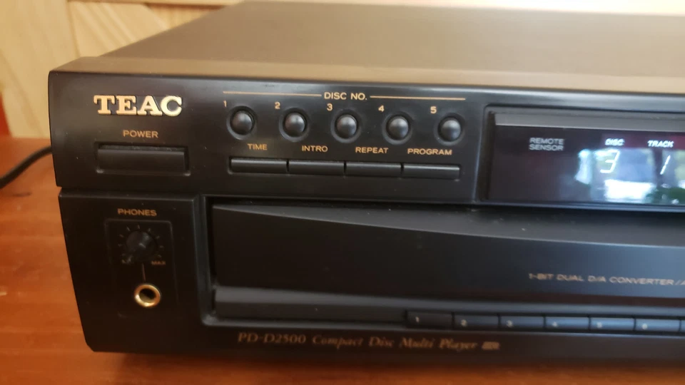 Vintage TEAC PD-D2500 5 Disc CD Changer Working Great Condition - Image 2 of 4
