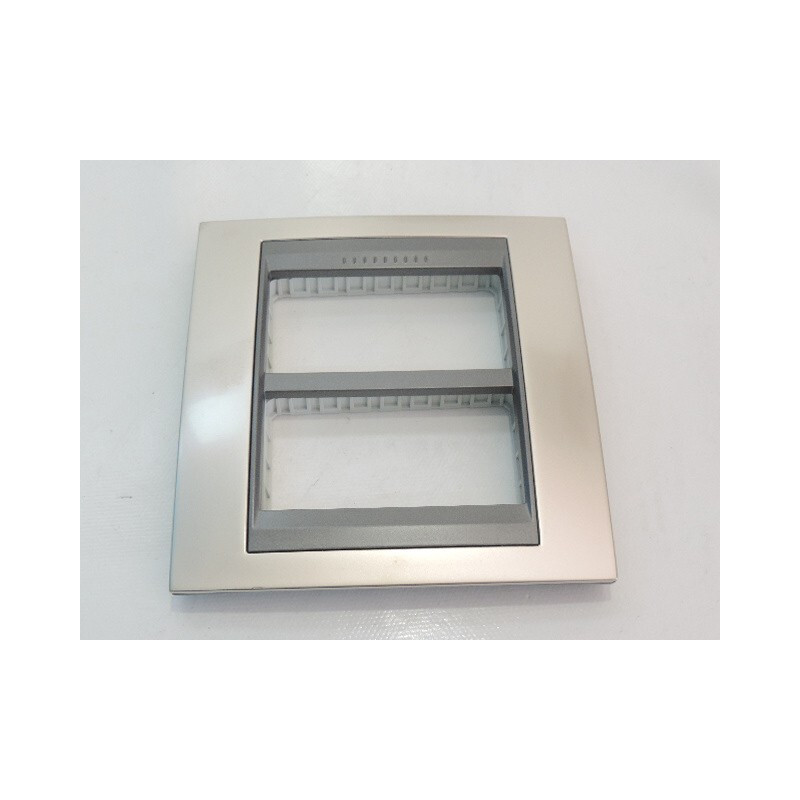 Plaque 4 postes nickel mat pour centraliser les commandes du salon connecte - 2