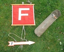 Markierungssatz Hinweispfeil/ Wegweiser u Fahne  „Funkstelle“ Fernmelder Tasche