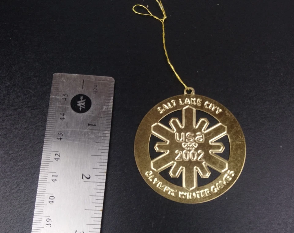 De colección 2002 Juegos Olímpicos de Invierno Salt Lake City Adorno de Navidad Tono Dorado Metal Foto 2 de 3