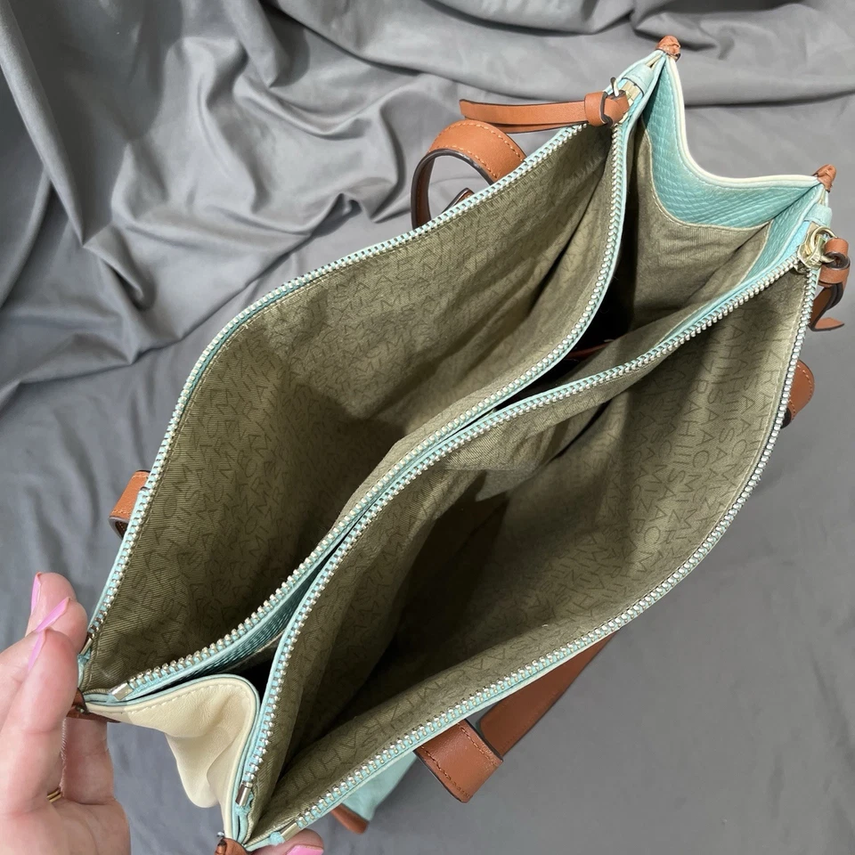 Bolso de Mano Isaac Mizrahi PIEL DE SERPIENTE ACUÁTICA CUERO EN RELIEVE Compartimiento Crema/Bronceado Usado en Excelente Condición Foto 4 de 4