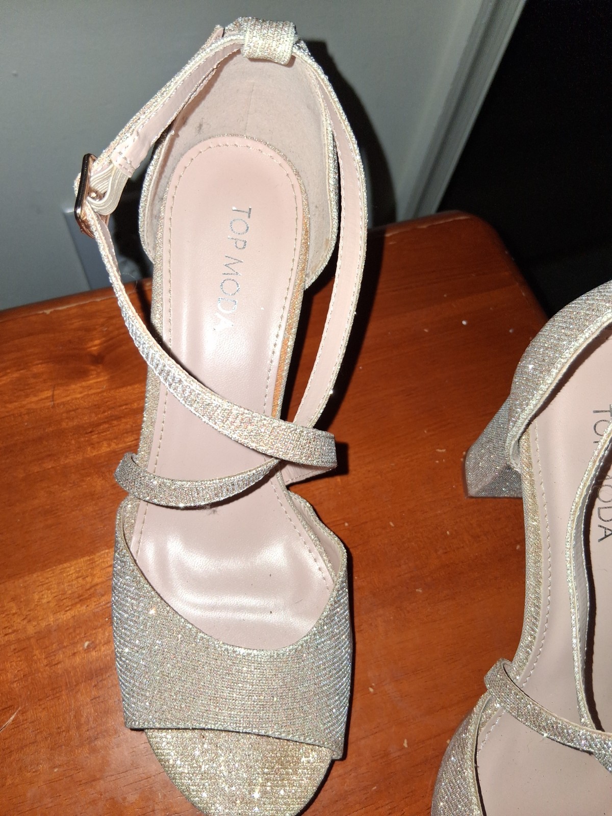 TOP MIDA HIGH HEELS SANDALS SIZE 8 GOLD