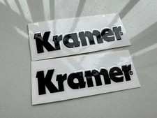 2 Pezzi Adesivi KRAMER Chitarra Basso Vinile Nero Trasferimento UV Testata RIALZATA Decalcomanie