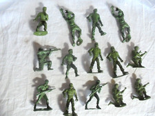 Lot of 14 vintage Gree Plastic MPC Toy Soldiers Army Men
