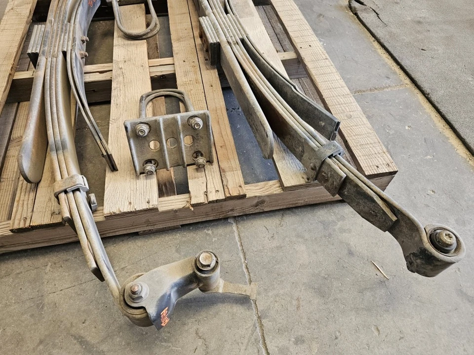 Dodge Ram 3500 2006 usado par de resortes de hoja traseros 52113320af envío Los Ángeles Foto 3 de 4