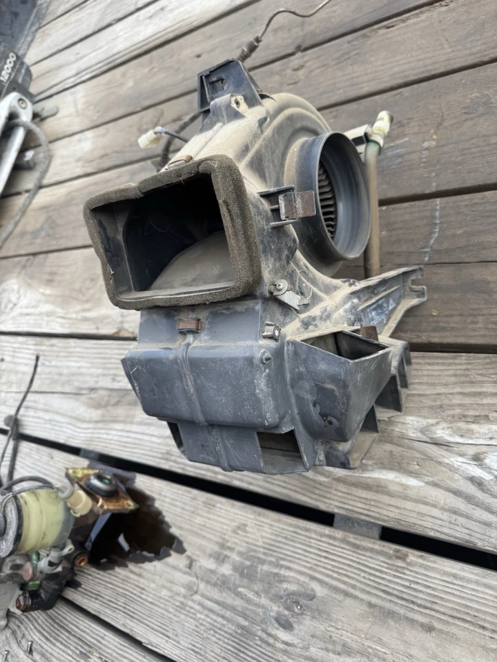 1979/1983 Toyota Pickup Heater Core And Blower Motor Assembly OEM Used - Image 3 of 3