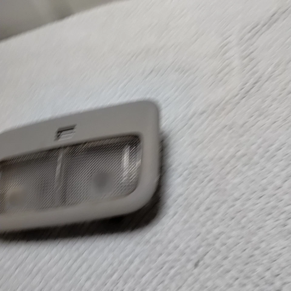 Luz domo mapa superior delantera gris Toyota Corolla/Matrix/Yaris & Scion xB xD (A) Foto 4 de 4