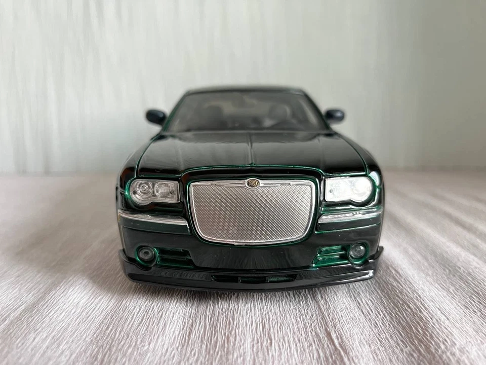 Maisto 1:18 Chrysler 300C Hemi V8 Custom - Playerz Collection - Immagine 2 di 4
