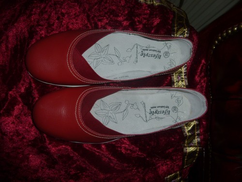CUSHION WALK/LIFESTYLE.LEATHER UPPERS,RED SLIP ON SHOES,6E.FREE PP. - Picture 2 of 5