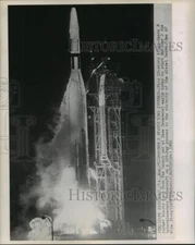 1962 Press Photo Mariner II Spacecraft on Atlas Agena B Rocket Leaves Launch Pad
