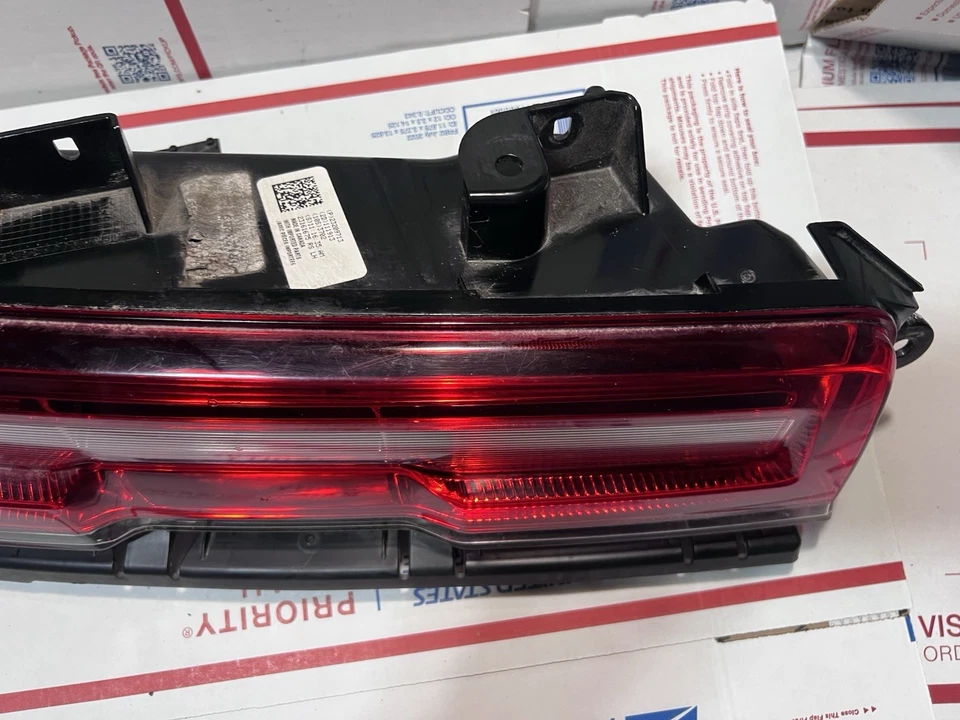 Conjunto de lámpara de luz trasera LED del lado del conductor trasero izquierdo Chevrolet Camaro SS 14-15 OEM Foto 4 de 4