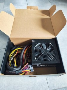 Marken PC Netzteil von: Thermaltake Modell: Hamburg Leistung 530w