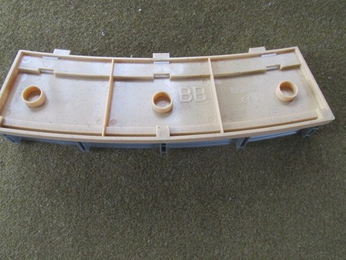 Hornby Scalextric L8680 1/32 Tan/Beige Curved "BB" Borders w/Barriers (4pcs) - Picture 9 of 11