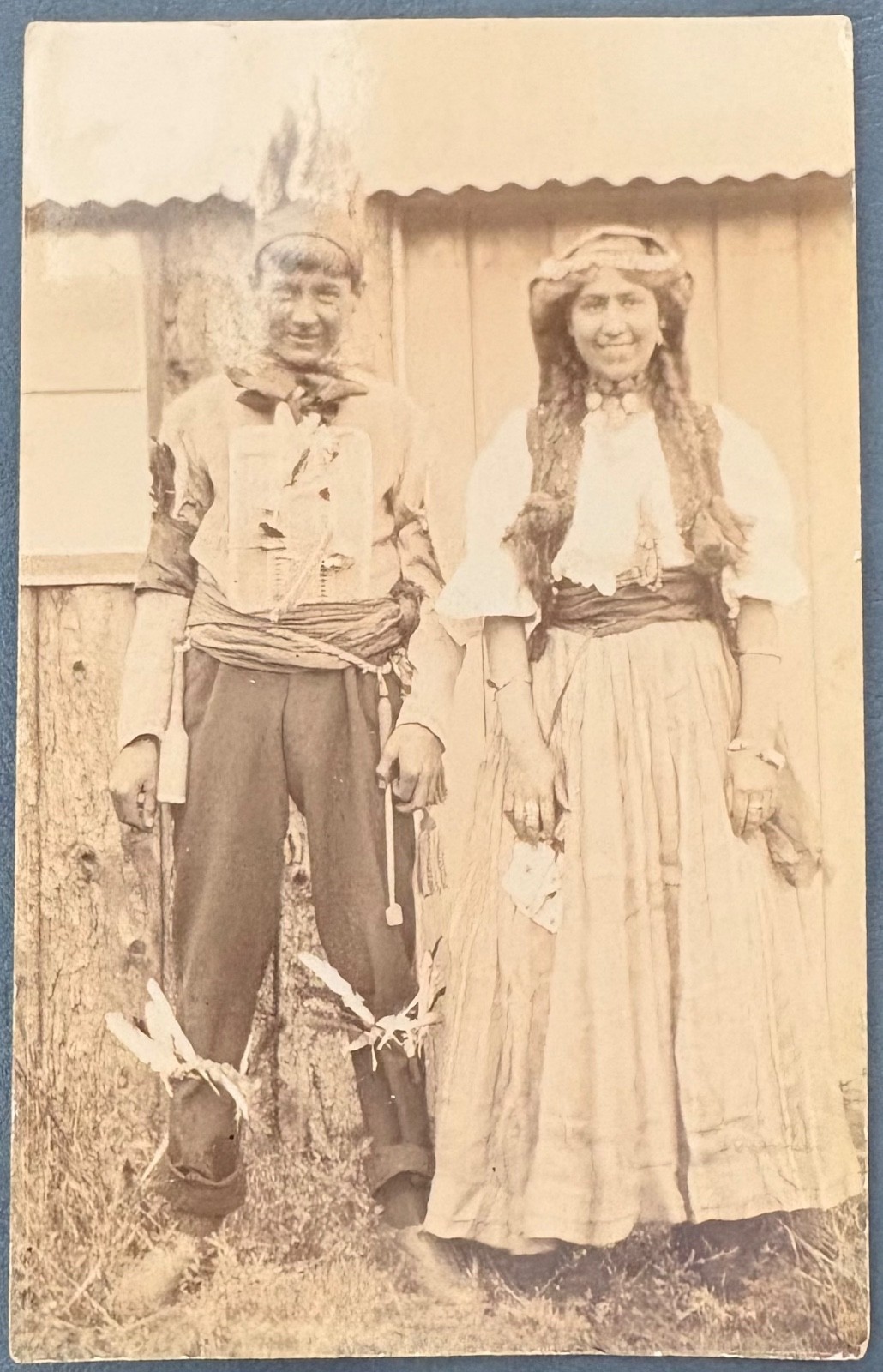 RPPC FOTO REAL POSTAL-PAREJA JOVEN EN DISFRAZ HOMBRE COMO MUJER INDIA COMO GITANA
