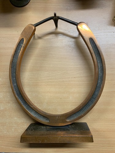 um 1930 HUFEISEN GEFORMTE BÜRSTE STABIL AUTOSCHLÜSSEL GUSSEISEN REITERSTÄNDER (EV3)