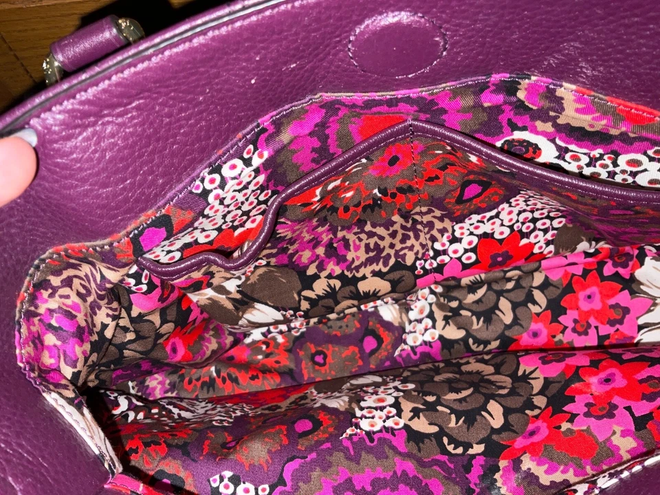 BOLSO DE CUERO MORADO Vera Bradley Acolchado Emma Bolso Cartera Interior BOLSO DE MANO FLORAL Foto 2 de 3