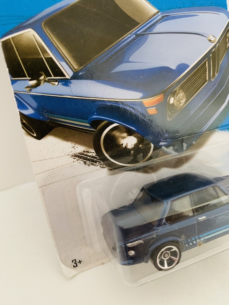 ミニカー HotWheels Premium BMW 2002 Amazon.com: Hot Wheels BMW 2002 (White) Vintage Racing Club