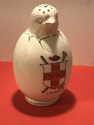 Vintage Crested Ware: YORK CREST, KÜKEN SCHLÜPFEN AUS EI: Pfefferstreuer