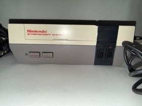 Nintendo 1985 Original NES Action Set Home Console W/2 Controllers Zapper & Game