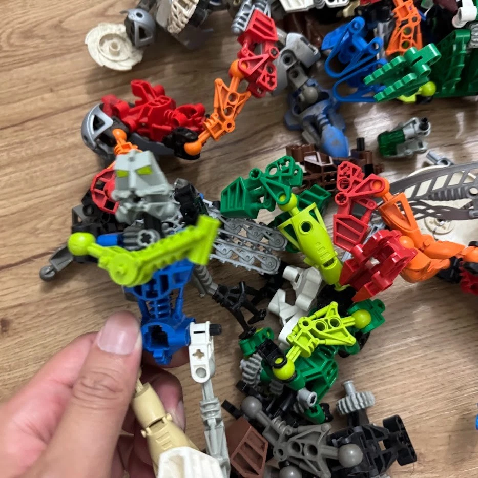 LEGO bionicle bundle!! Hundreds of pieces! Vintage sets. See all pics. - Image 3 of 4
