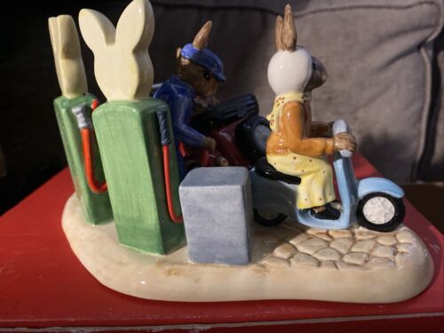Royal Doulton BUNNYKINS Db 362 All Fuelled Up. Verpackt . - Bild 2 von 7