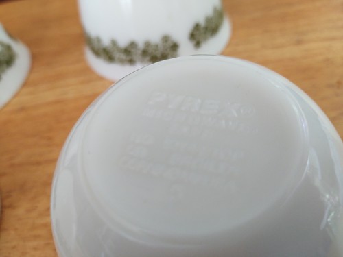 VINTAGE 4 PYREX CUPS CRAZY DAISY WHITE WITH GREEN DAISIES - Picture 7 of 7