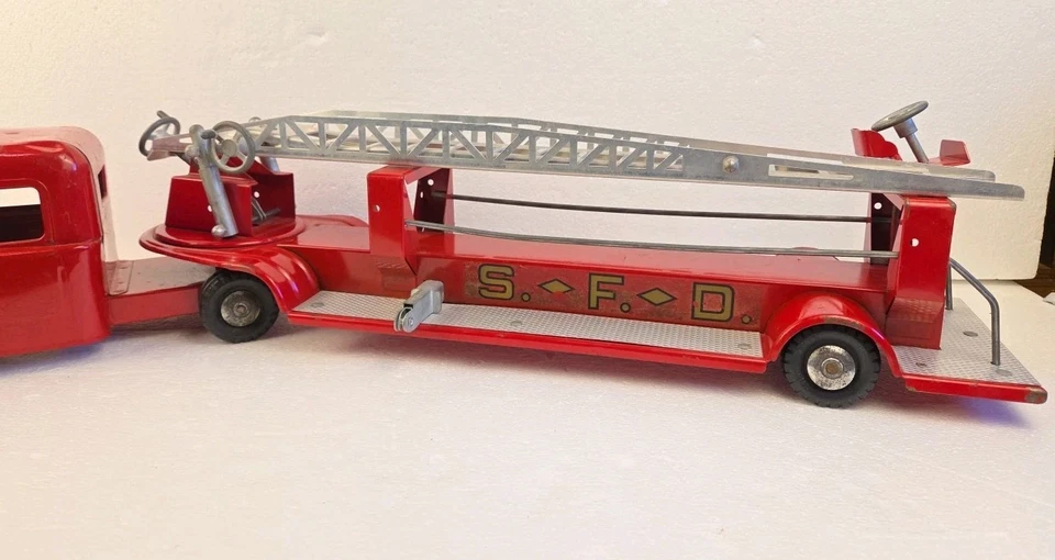 1950s STRUCTO FIRE DEPT PRESSED STEEL "S.F.D." AERIAL LADDER TRUCK - Image 4 of 4