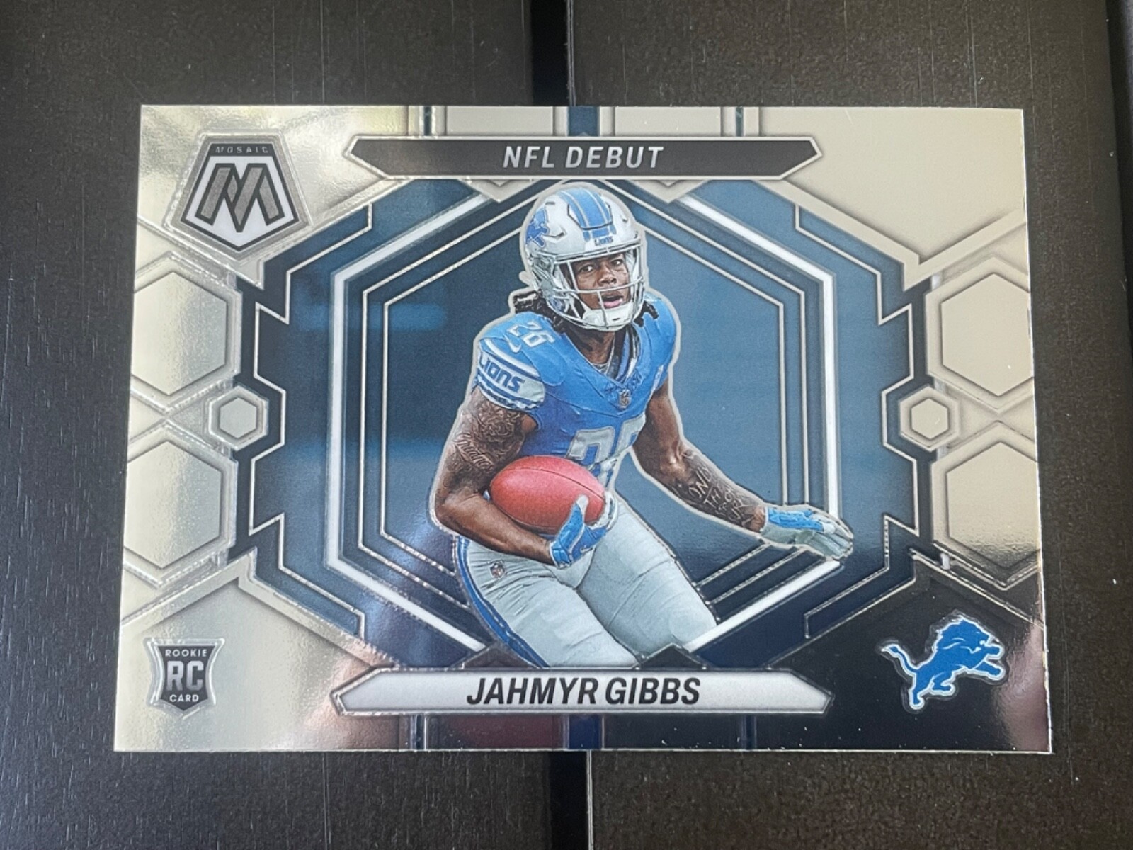 2023 Panini Mosaic - NFL Debut #ND-10 Jahmyr Gibbs (RC)