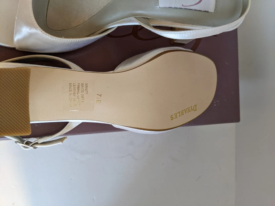 Sandália de cetim branco Dyables tamanho 7,5 nova com etiquetas - Imagem 3 de 3