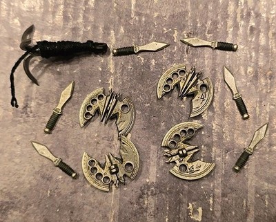 Mezco One:12 Batman Gotham by Gaslight Knives, Grapple Hook & Batarangs G