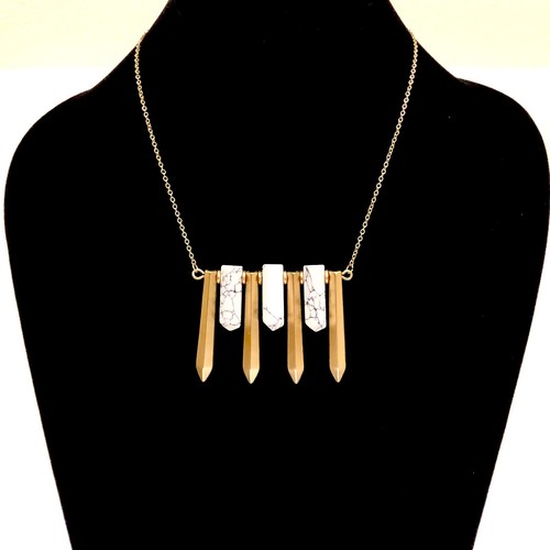 Bloomingdale's Aqua Mujer Gold Stick Howlite Point Collar NWT 38 - Imagen 8 de 11
