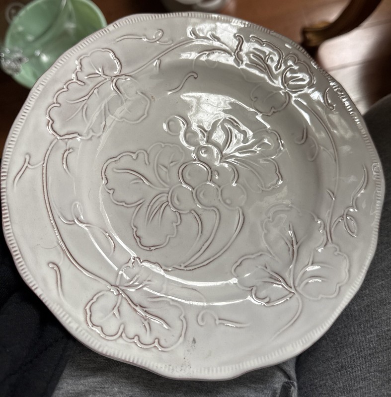 VIETRI SET OF FOUR  4 EMBOSSED FRUIT BREAD SALAD PLATE - 8 1/4" DISCONTINUED