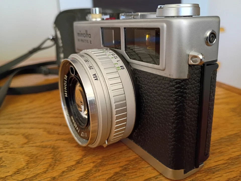 Minolta Hi-Matic E Plateada 35mm Cámara 40mm f1.7 Lente Baterías Nuevas, Estuche, Probado Foto 4 de 4