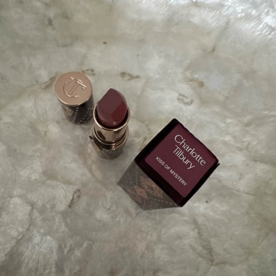CHARLOTTE TILBURY NEW YEAR LIPSTICK K.I.S.S.I.N.G.- KISS OF MYSTERY MAUVE LTD ED - Image 3 of 4