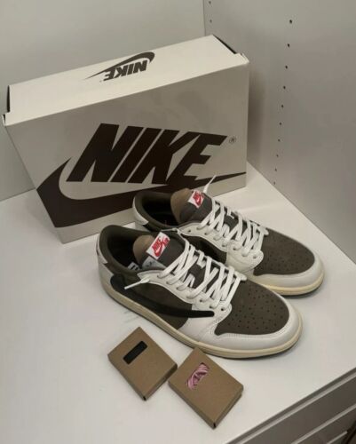 Taglia UK 9,5 - Travis Scott x Air Jordan 1 Retro OG SP Low Reverse Olive / Medium - Foto 2 di 5