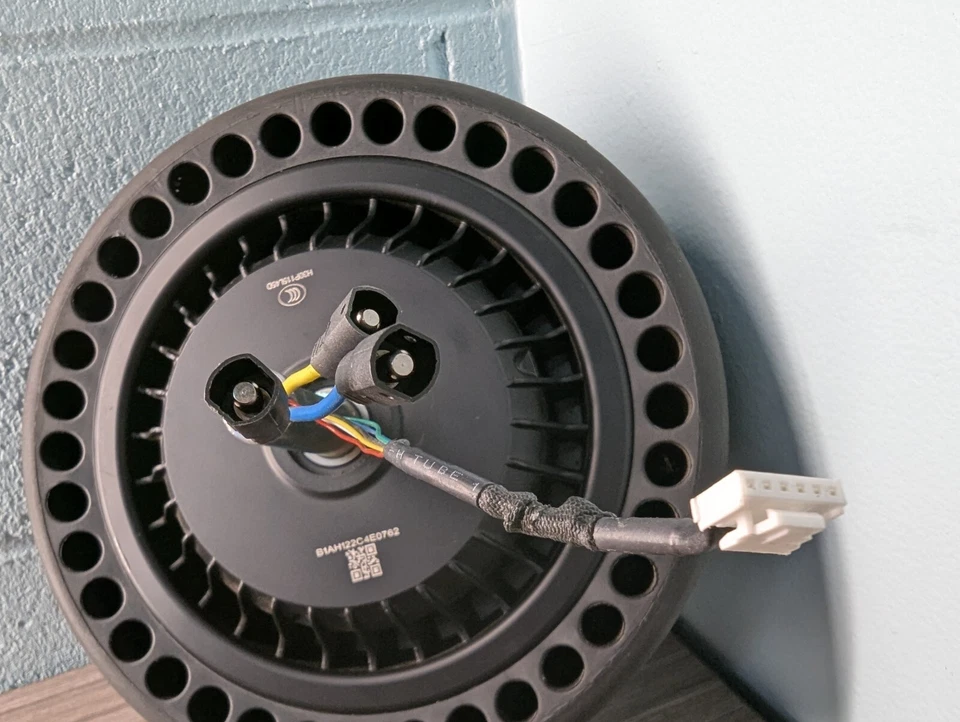 Motor de cubo de rueda Segway Nineboot S Max y conjunto de neumáticos sólidos Foto 3 de 4