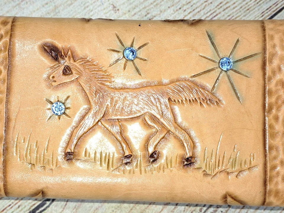 Cartera sin asas única de cuero tooled con estrás en relieve joya unicornio Turnlock Foto 4 de 4